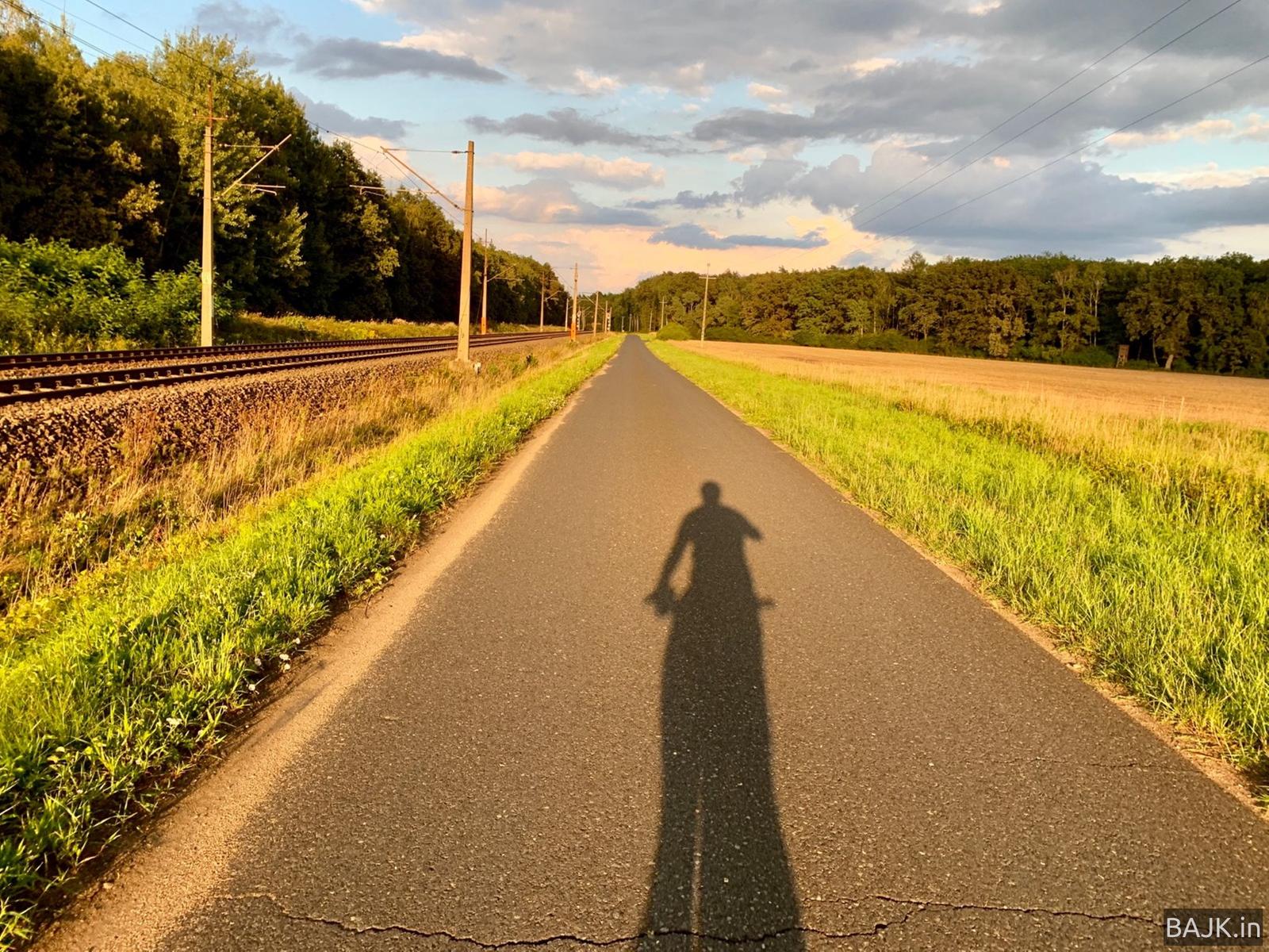 Po robocie z zachodzącym słońcem