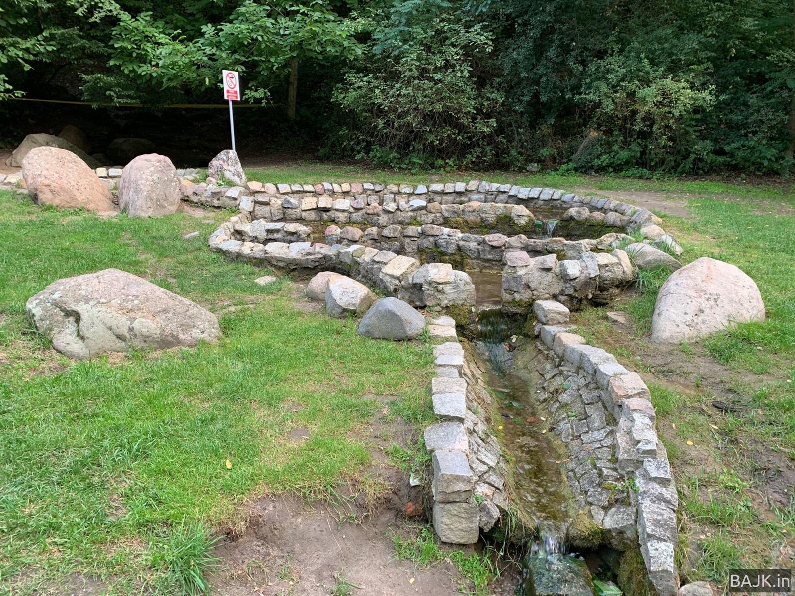 Po robocie z zachodzącym słońcem