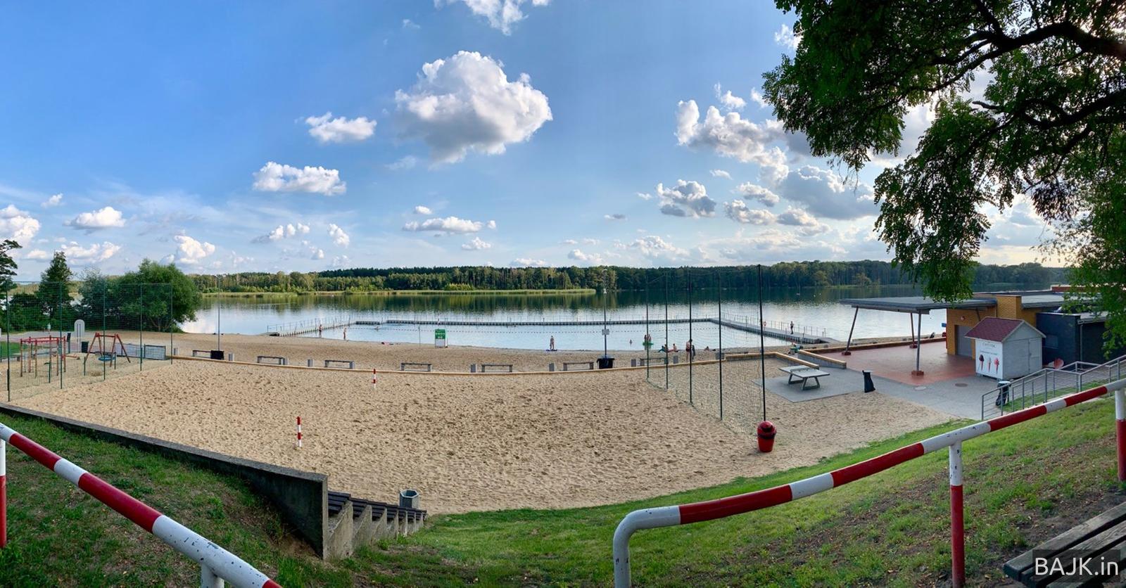 Po robocie z zachodzącym słońcem