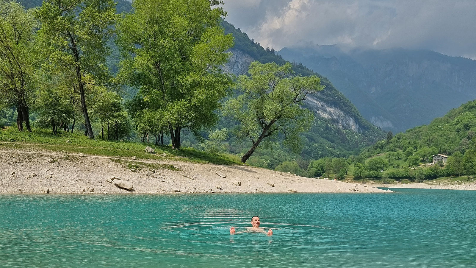 Kąpiel w Lago di Tenno tuż przed burzą