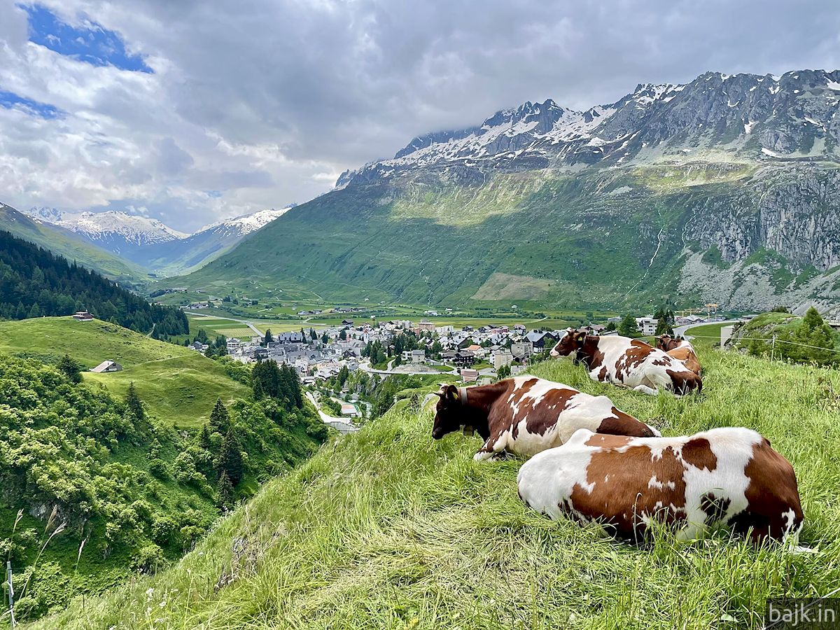 W trakcie podjazdu, na dole miasteczko Andermatt